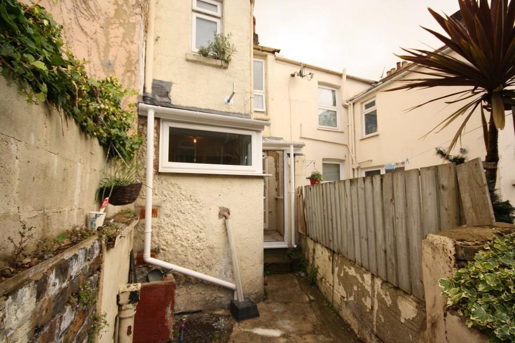 Lot: 79 - TERRACE HOUSE FOR INVESTMENT - Rear of property
